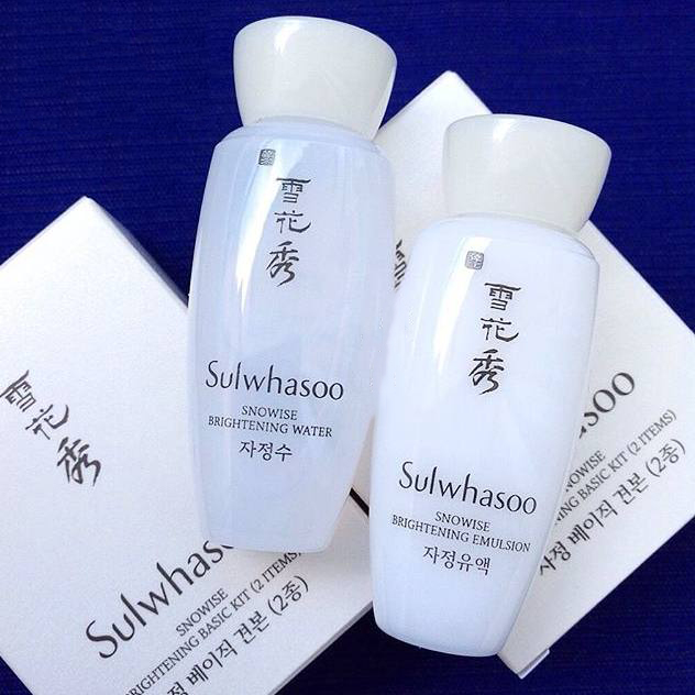 Sulwhasoo Snowise Brightening Basic Kit 2 Items เซ็ตผลิตภัณฑ์บำรุงผิว 2 ชิ้น เพื่อผิวขาวกระจ่างใสเหนือระดับแบบสามมิติ ด้วยคุณค่าสารสกัดเข้มข้นจากสมุนไพรของเกาหลี